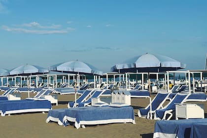 Bagno Piemonte es uno de los balnearios más elegantes de la costa de Forte dei Marmi, donde Juliana, Valentina y Antonia disfrutaron del mar y del sol.