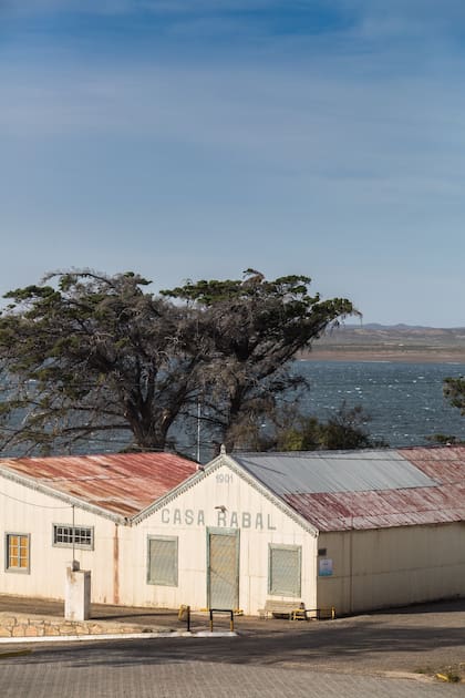 Casa Rabal, almacén de ramos generales y atractivo turístico de Camarones. Fue fundado por Asensio y Sáenz en 1901