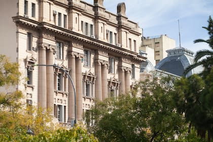 Bahía Blanca, frente a la plaza, tiene muy buenas fachadas.