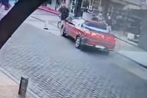 Bahía Blanca: un conductor persiguió a un ciclista, se subió a la vereda y lo atropelló