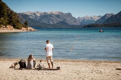 Bahía Brava, una de las playas más abiertas y de cara al lago, tiene guardavidas y muelle desde donde parten paseos en lancha.