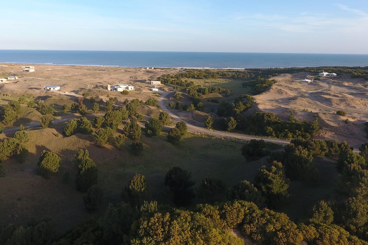 Bahía de los Moros, sobre la playa del partido de Lobería, es considerado el desarrollo inmobiliario más excluisivo de la costa atlántica