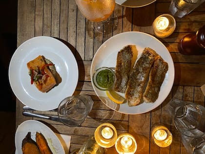 Bahía Vik tiene un restaurante La Susana, donde ofrecen cocina mediterránea con productos orgánicos y cócteles refrescantes.