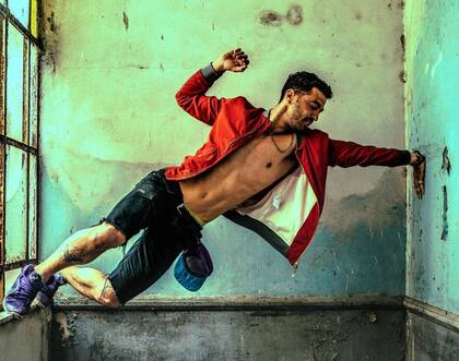 Baila desde chico, mezclando ritmos clásicos con influencias de hip hop.