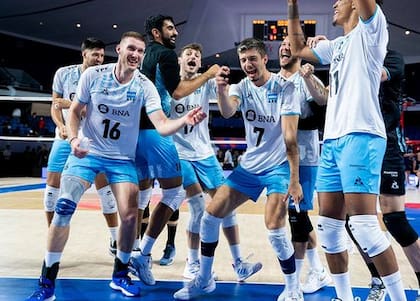 Bailan los jugadores argentinos luego del histórico triunfo