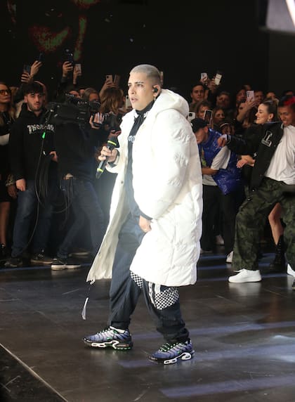 Callejero Fino lució una llamativa maxi campera blanca