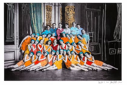 Intervención de Marcelo Brodsky sobre una foto del ballet estable de 1930