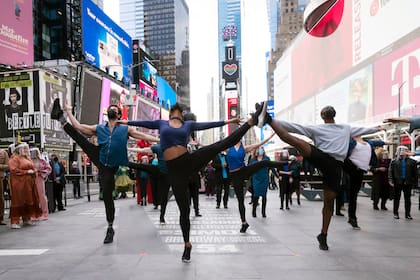 Bailarines de espectáculos de Broadway se presentaron en Times Square por el año perdido debido a la pandemia de coronavirus