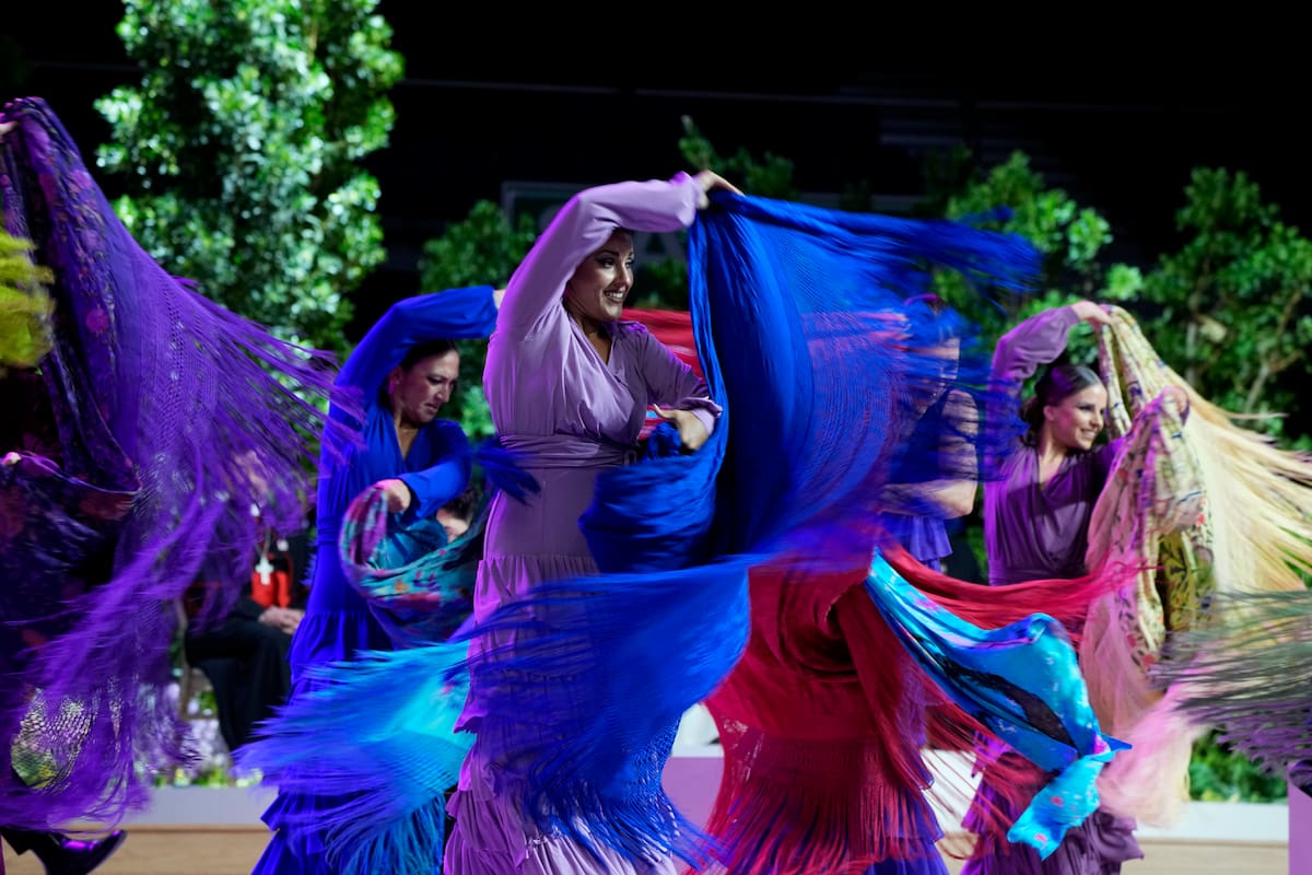 Bailarines de flamenco españoles actúan para el Papa León XIV durante el encuentro "Construyendo redes con el mundo de la cultura, el arte, la economía y el deporte" en el Movistar Arena de Madrid, España, el domingo 7 de junio de 2026 (Foto AP/Alessandra Tarantino)