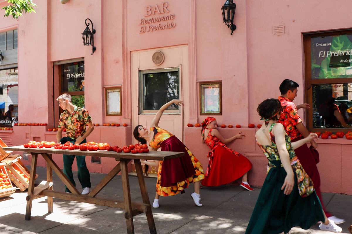 Bailarines en la clásica esquina de Borges y Guatemala