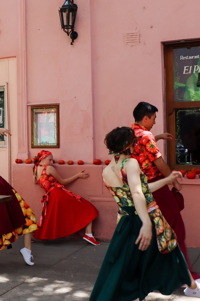 Bailarines en la clásica esquina de Borges y Guatemala