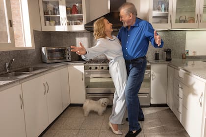 Baile en la cocina, también con Lolo como testigo. “El humor y habernos apoyado muchísimo en cada uno de nuestros trabajos fue clave para nosotros”, cuenta Arturo.