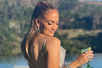 Baile sobre la mesa y fotos en bikini: Jennifer Lopez y toda la intimidad de su cumpleaños número 54