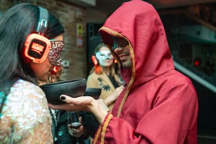 Bailes sensuales, comidas afrodisíacas y un show de arte erótico