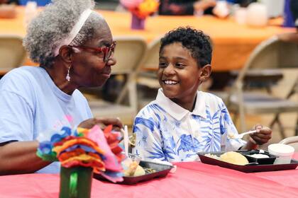 Baja el número de abuelos que crían a sus nietos en EEUU, según nuevos datos