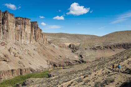 Bajada de los Toldos, el sendero que permite acceder a pie a la Cueva de las Manos.