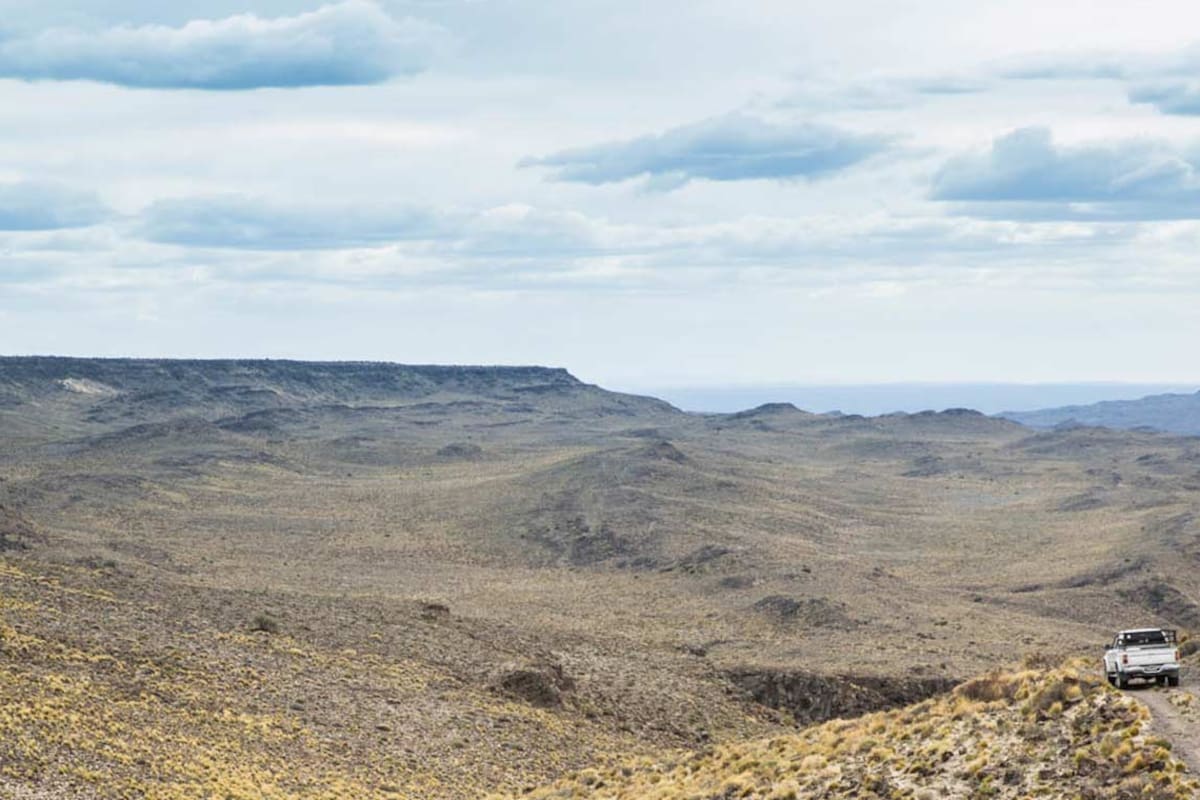 El paisaje de La Caledonia, desde el interior de la Cueva de Lauriente, con vestigios rupestres.