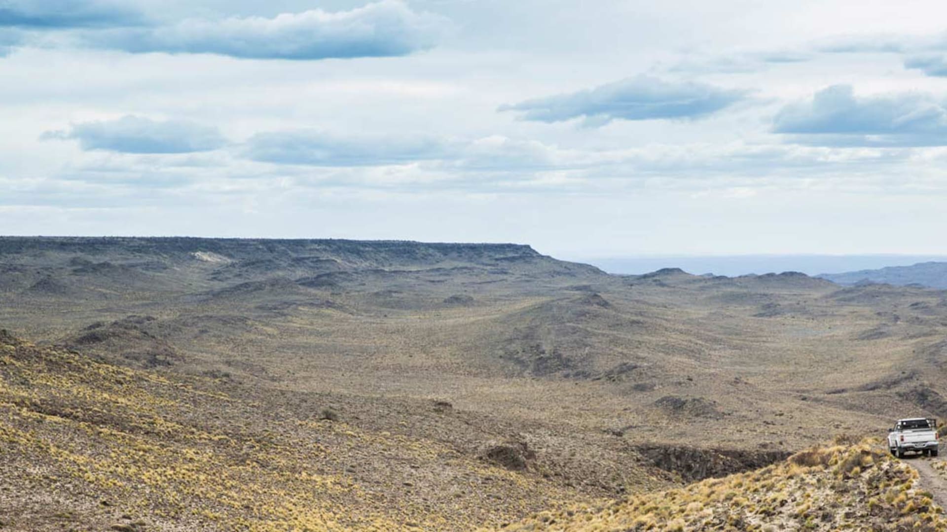 El paisaje de La Caledonia, desde el interior de la Cueva de Lauriente, con vestigios rupestres.