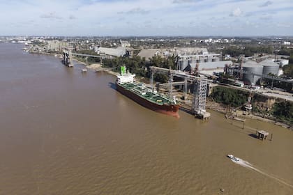 Bajante rio parana. El rio permanece a 8 cm desde hace varios dias lo que dificulta la navegacion de grandes barcos.
Distintos puertos cerealaeros entre san lorenzo y Puerto san Martin
23-05-20
Foto: Marcelo Manera