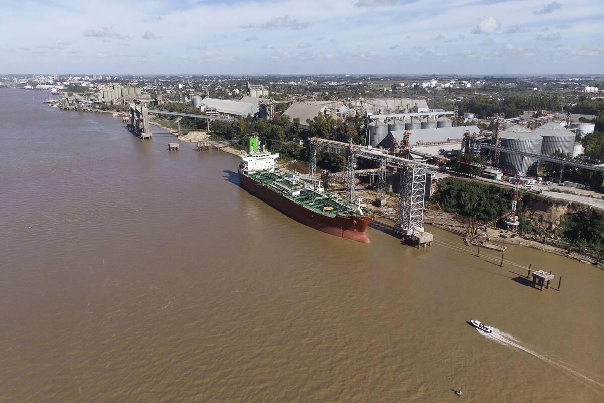Bajante rio parana. El rio permanece a 8 cm desde hace varios dias lo que dificulta la navegacion de grandes barcos.
Distintos puertos cerealaeros entre san lorenzo y Puerto san Martin
23-05-20
Foto: Marcelo Manera