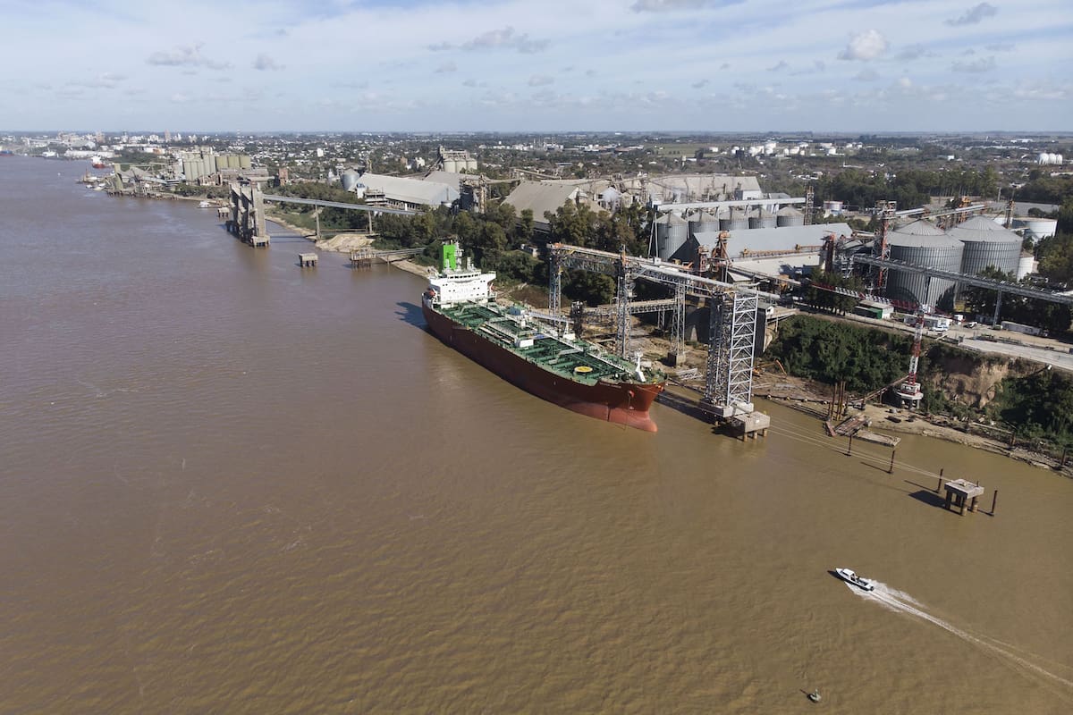 Bajante rio parana. El rio permanece a 8 cm desde hace varios dias lo que dificulta la navegacion de grandes barcos.
Distintos puertos cerealaeros entre san lorenzo y Puerto san Martin
23-05-20
Foto: Marcelo Manera