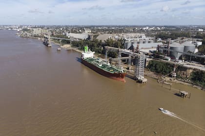 Bajante rio parana. El rio permanece a 8 cm desde hace varios dias lo que dificulta la navegacion de grandes barcos.
Distintos puertos cerealaeros entre san lorenzo y Puerto san Martin
23-05-20
Foto: Marcelo Manera