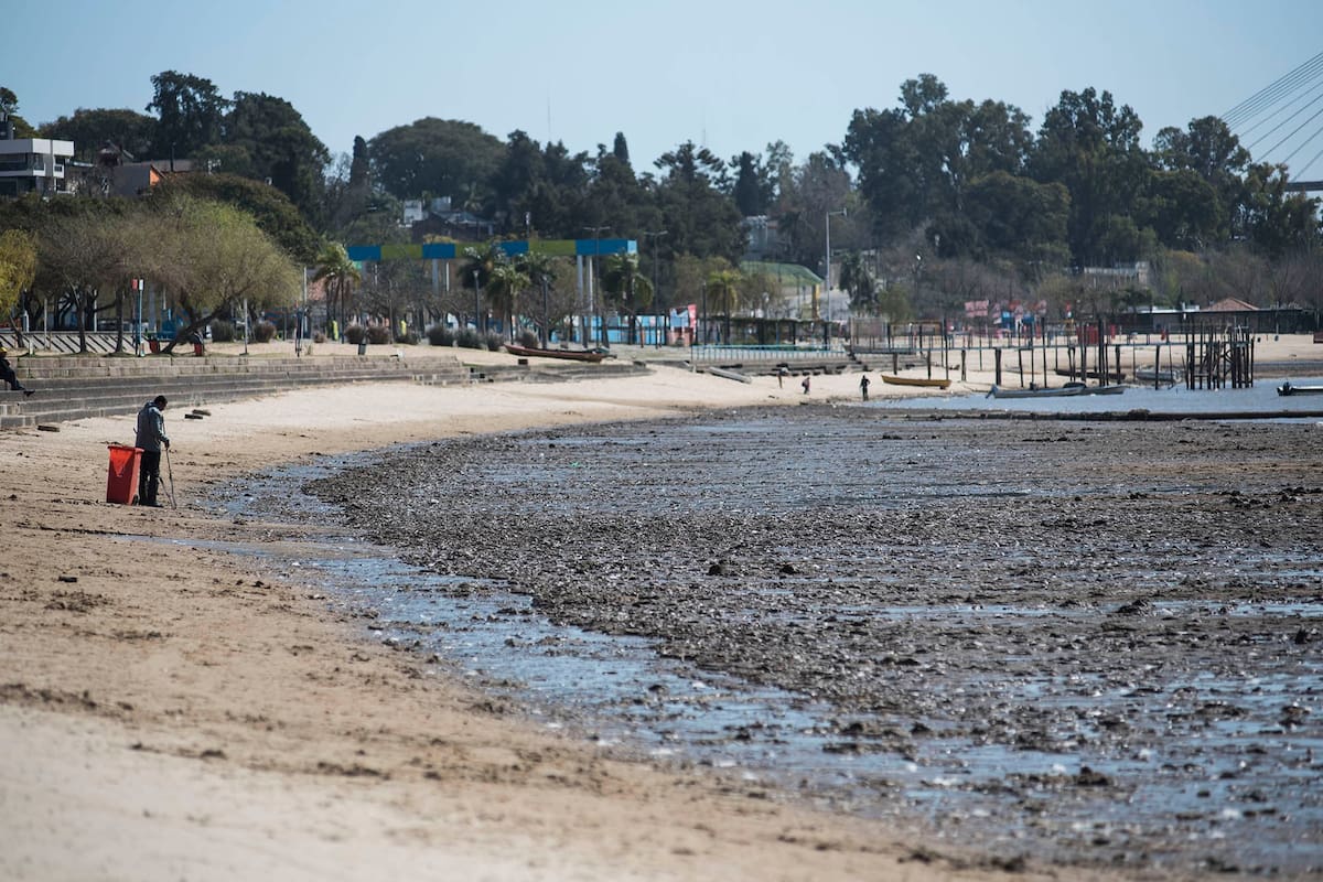 Bajante rio Parana en las costas de Rosario.