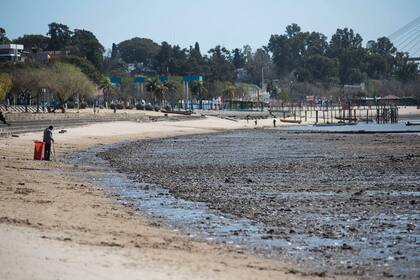 Bajante rio Parana en las costas de Rosario.