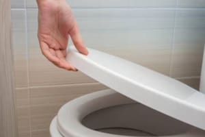 Bajar la tapa antes de hacer la descarga del inodoro es fundamental para que no se puedan elevar las partículas que chocan con la tapa (Foto: iStock)