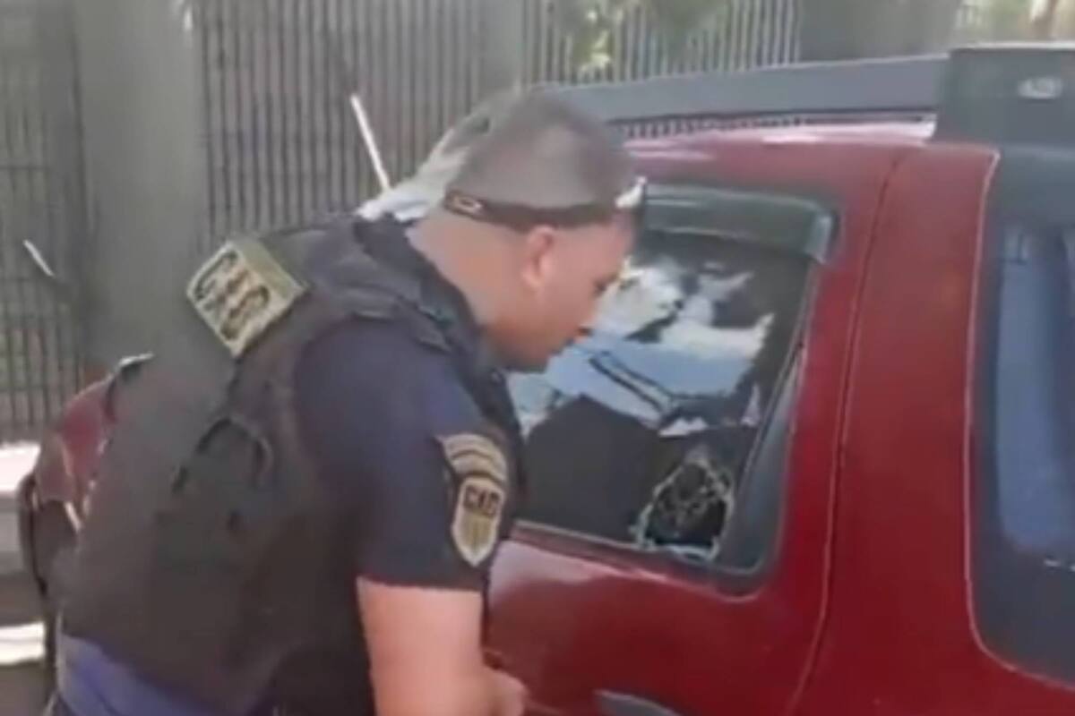 Bajaron a hacer las compras y dejaron a su nieto en el auto con las ventanillas altas.