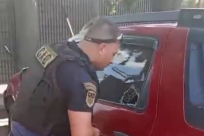 Bajaron a hacer las compras y dejaron a su nieto en el auto con las ventanillas altas.