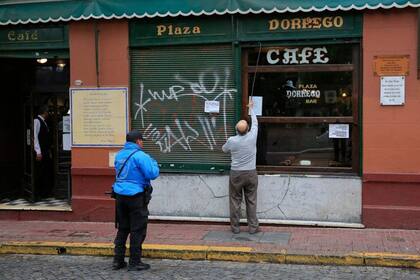 Bajaron las persianas del bar notable Plaza Dorrego