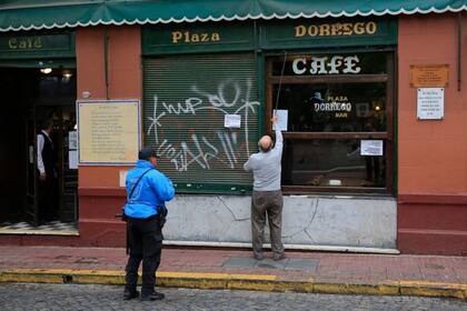 Bajaron las persianas del bar notable Plaza Dorrego