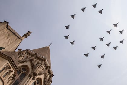 Bajo el cielo encapotado de Londres, dieciocho aviones Typhoon vuelan sobre la Corte de Justicia formando “CR” que, en latín, representa a ‘Charles Rex’ (rey Carlos).