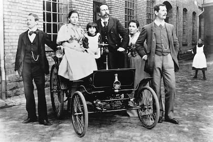 Bajo el lema “Desde 1894 hacia el futuro”, Mercedes-Benz hizo rodar a su primer vehículo de producción en serie: el Benz Velo.