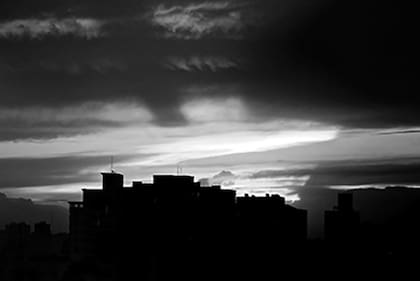 "Bajo el peso de este cielo / desgarrado del invierno / los edificios parecen / cuerpos dolientes, / seres frágiles ahogados / por sombrías inquietudes", escribe Santiago Kovadloff