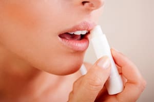 Bajo el sol, labios que se destacan y brillan si están bien cuidados