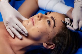 El ajuste llegó a la estética: cayó la demanda de bótox y cirugías de busto