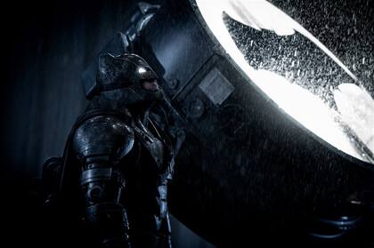 Bajo la armadura está el poco expresivo Ben Affleck