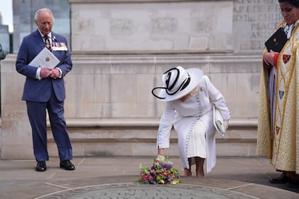 Bajo la atenta mirada
del Rey y del decano
de Westminster, el
reverendo David Hoyle,
Camilla depositó flores
en el monumento a
las víctimas inocentes
de la Segunda Guerra
Mundial.