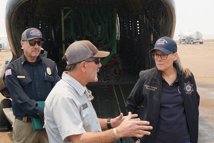 Bajo la dirección de Hobbs, el estado de Arizona aseguró fondos de asistencia para el manejo de incendios desde el principio. Foto: @governorhobbs vía X