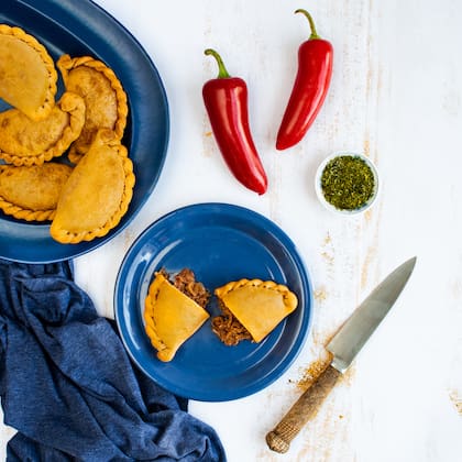 Bajo la idea de que "cualquier plato puede convertirse en una empanada", lanzaron platos tan originales como pollo jalapeño, mollejas al verdeo o hinojos y sardo.