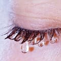 Los diseños secretos de las lágrimas: una gota deja un sedimento con un patrón único bajo la lente del microscopio