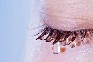 Los diseños secretos de las lágrimas: una gota deja un sedimento con un patrón único bajo la lente del microscopio