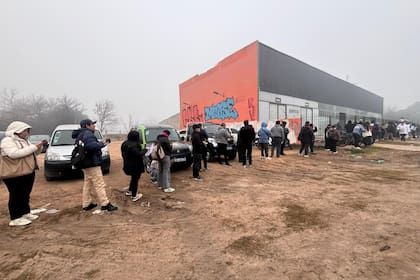 Bajo la niebla y el frío, la fila se extiende frente al predio de Moreno en busca de empleo