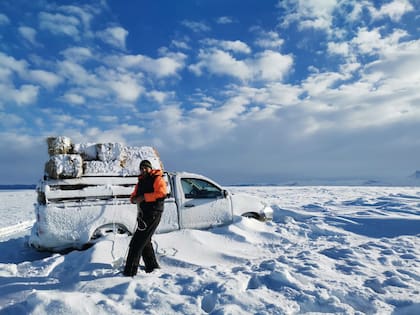 Bajo la nieve: así buscaron llevar alimento para los animales en Rupai Pacha