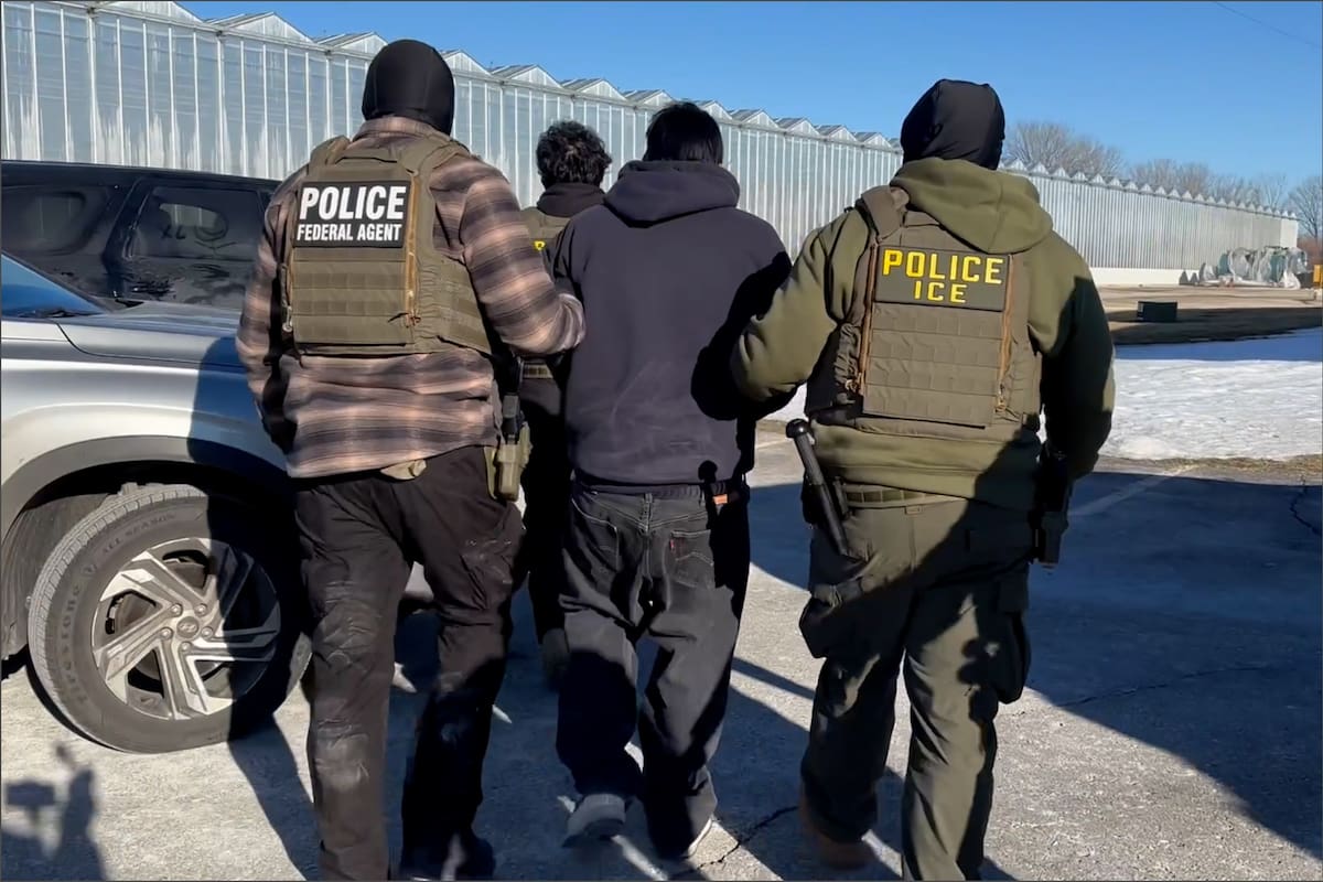 Bajo la nueva política anunciada por Hochul, las oficinas de policía tienen prohibido celebrar acuerdos con el ICE, pero no impide que el gobierno federal emita órdenes de arresto o que actúe en espacios públicos