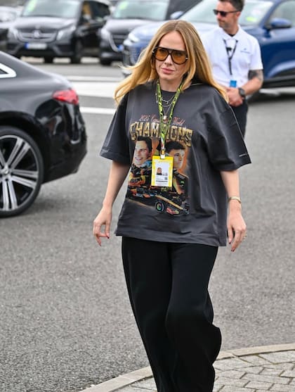 Bajo perfil, Adele fue vista en los paddocks. La cantante británica es una reconocida aficionada al automovilismo y ya había asistido al Gran Premio de los Estados Unidos el año pasado