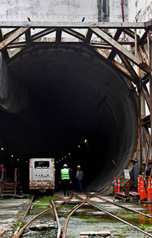 Bajo tierra quedarán 420 millones de dólares, cifra qué resulta de sumar todas las certificaciones de obras que se pagaron durante el tiempo en que la máquina se compró y funcionó