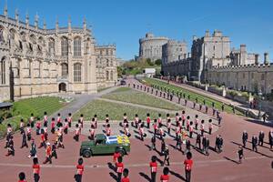 Bajo un cielo azul, sin nubes, el féretro, cubierto por el estandarte personal del
duque de Edimburgo, su gorra de almirante, la espada que su suegro,
el rey Jorge VI, le regaló para su boda, y un bouquet de flores blancas que le eligió
la Reina, es conducido en una Defender, de Land Rover. Unos 730 miembros de
las fuerzas armadas le rindieron honores con una espectacular coreografía militar.
Detrás lo siguen sus cuatro hijos, algunos nietos y miembros de la familia real